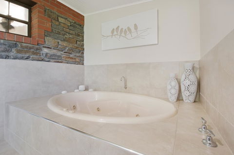 Stonewell Cottages And Vineyards - Dalby Accommodation 23