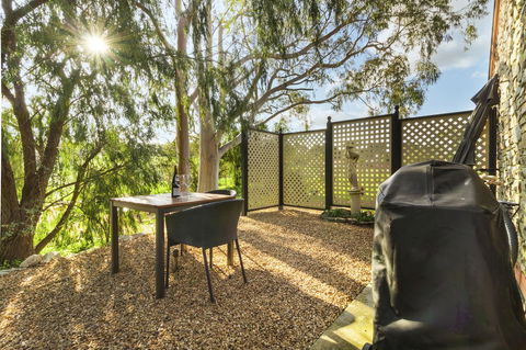 Stonewell Cottages And Vineyards - Dalby Accommodation 17