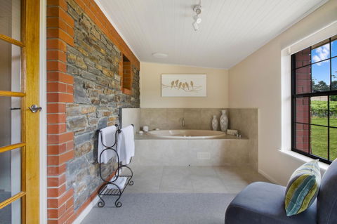 Stonewell Cottages And Vineyards - Dalby Accommodation 14