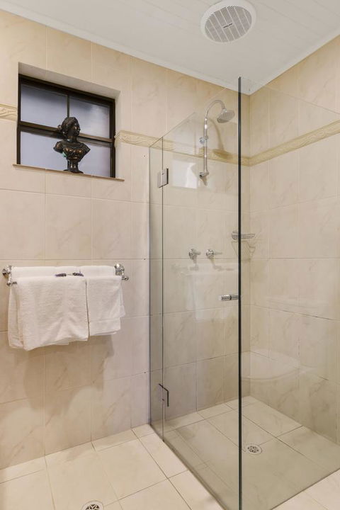 Stonewell Cottages And Vineyards - Dalby Accommodation 33