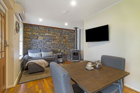 Stonewell Cottages And Vineyards - Dalby Accommodation 13
