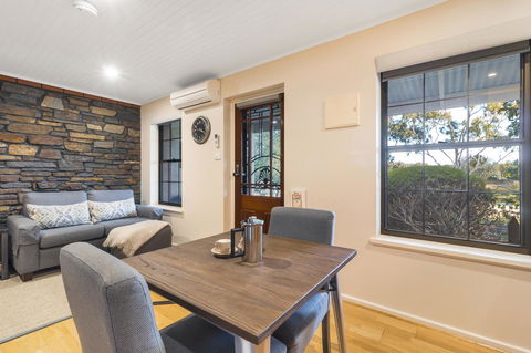 Stonewell Cottages And Vineyards - Dalby Accommodation 34