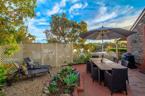 Stonewell Cottages And Vineyards - Dalby Accommodation 7