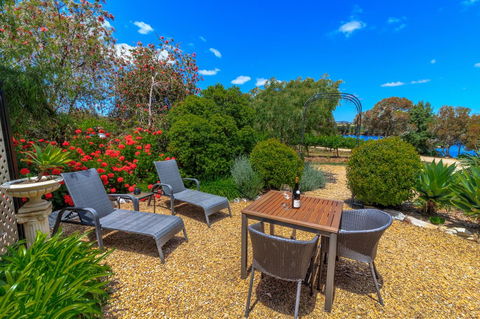 Stonewell Cottages And Vineyards - Dalby Accommodation 9