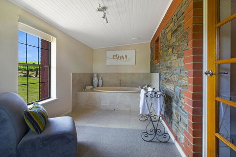 Stonewell Cottages And Vineyards - Dalby Accommodation 29