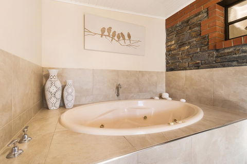 Stonewell Cottages And Vineyards - Dalby Accommodation 35