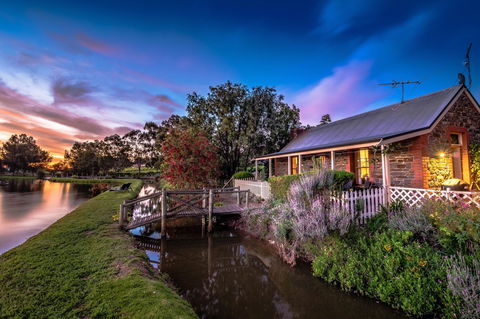 Stonewell Cottages And Vineyards - Dalby Accommodation 39
