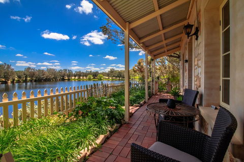 Stonewell Cottages And Vineyards - Dalby Accommodation 3