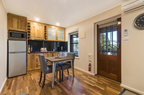 Stonewell Cottages And Vineyards - Dalby Accommodation 11