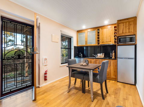 Stonewell Cottages And Vineyards - Dalby Accommodation 12