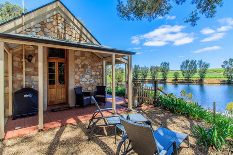 Stonewell Cottages And Vineyards - Dalby Accommodation 2