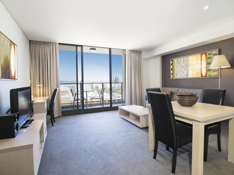 Oaks Adelaide Horizons Suites - Dalby Accommodation 3
