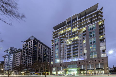 Oaks Adelaide Embassy Suites - Dalby Accommodation 0