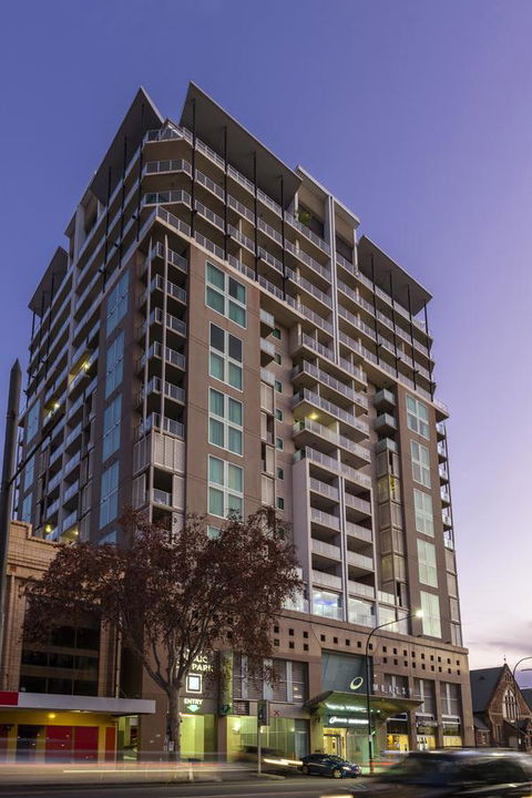 Oaks Adelaide Embassy Suites - Dalby Accommodation 9
