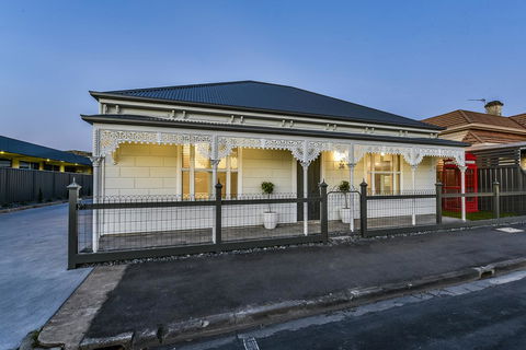 Aloha Central Luxury Apartments - Dalby Accommodation 12