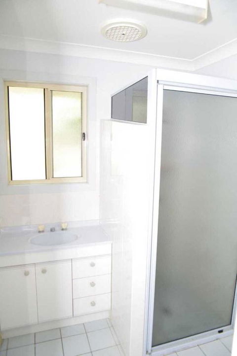 Bellhaven 1, 17 Willow Street - Dalby Accommodation 5