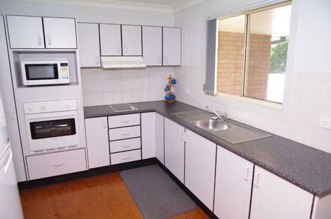 Bellhaven 1, 17 Willow Street - Dalby Accommodation 0