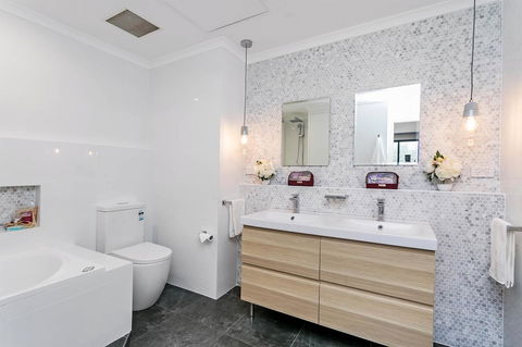 Heart Of Glenelg BnB - Dalby Accommodation 3
