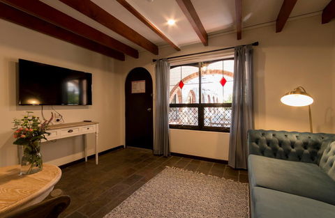 The Manor Basket Range - Dalby Accommodation 7