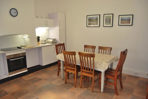 Jacaranda Cottage - Dalby Accommodation 9