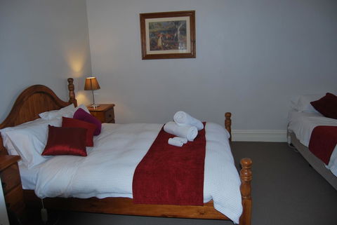 Jacaranda Cottage - Dalby Accommodation 10