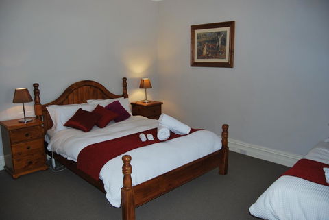 Jacaranda Cottage - Dalby Accommodation 7