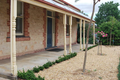 Jacaranda Cottage - Dalby Accommodation 12