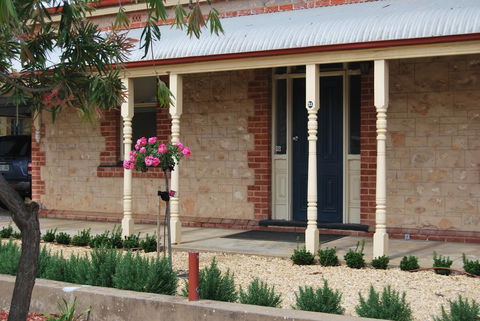 Jacaranda Cottage - Dalby Accommodation 13