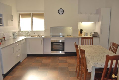Jacaranda Cottage - Dalby Accommodation 3