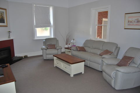 Jacaranda Cottage - Dalby Accommodation 6