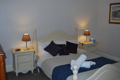 Jacaranda Cottage - Dalby Accommodation 4