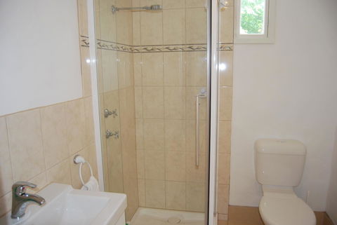 Jacaranda Cottage - Dalby Accommodation 11