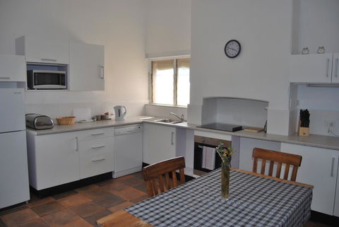 Jacaranda Cottage - Dalby Accommodation 8