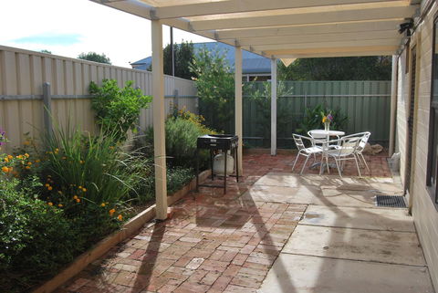 Jacaranda Cottage - Dalby Accommodation 5