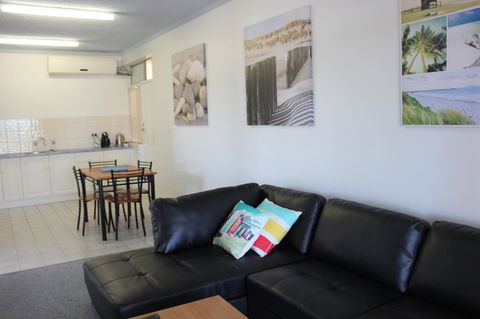 Seaview Sunset Holiday Apartments - Dalby Accommodation 8