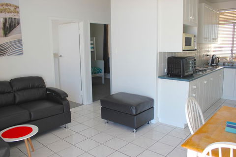 Seaview Sunset Holiday Apartments - Dalby Accommodation 11
