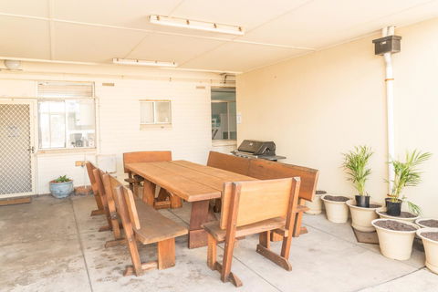 Seaview Sunset Holiday Apartments - Dalby Accommodation 7