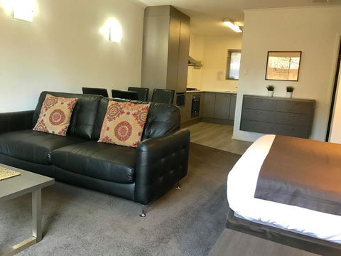 Adelaide DressCircle Apartments - Archer Street - Dalby Accommodation 2