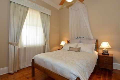 Trafalgar Premium Vintage Suites - Dalby Accommodation 7