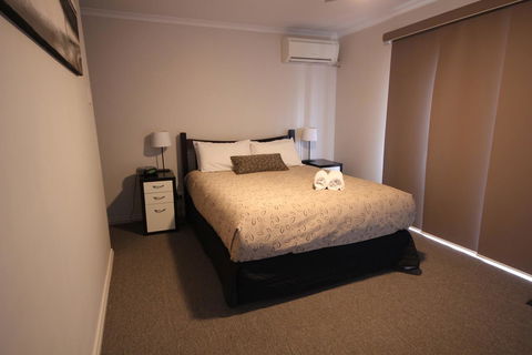 Port Vincent Motel & Apartments - Dalby Accommodation 9