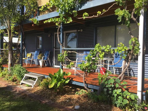 SHAKIN' SHACK - Dalby Accommodation 0