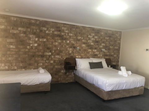Clare Central - Dalby Accommodation 3