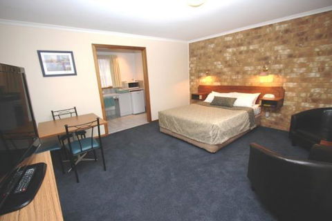 Clare Central - Dalby Accommodation 12