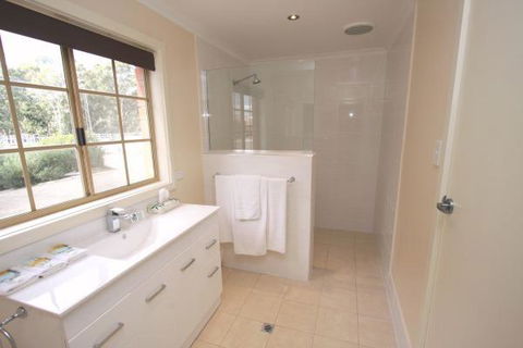 Clare Central - Dalby Accommodation 9