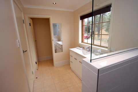 Clare Central - Dalby Accommodation 11