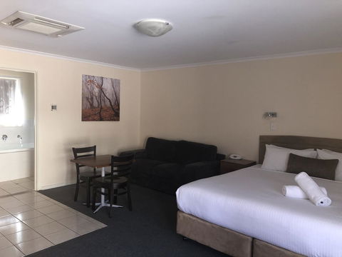 Clare Central - Dalby Accommodation 4
