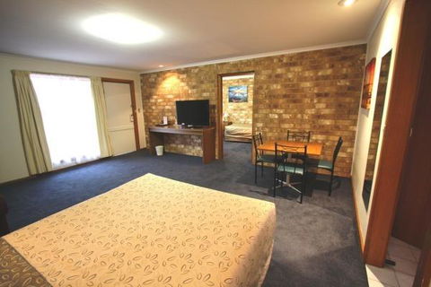 Clare Central - Dalby Accommodation 13