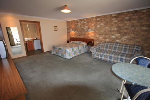 Clare Central - Dalby Accommodation 8