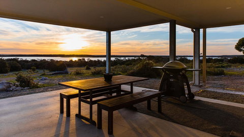 Southern Ocean Lookout - Dalby Accommodation 12