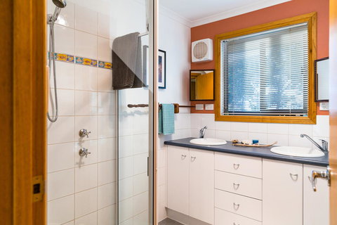 Southern Ocean Lookout - Dalby Accommodation 10